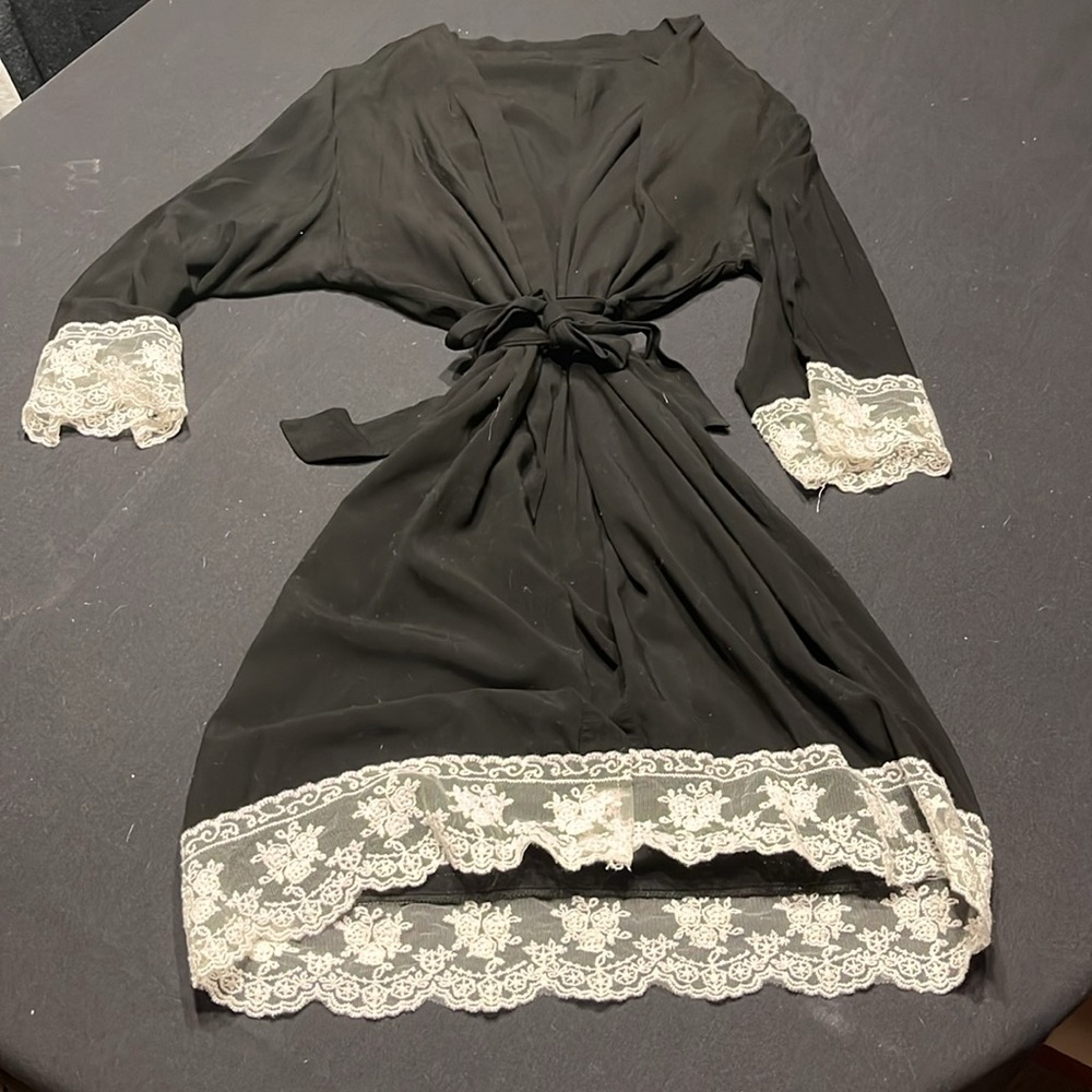 Black cotton kimono/white lace trim